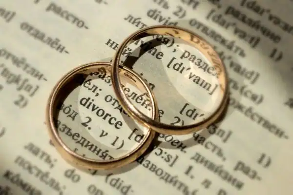 Image of rings removed before divorce mediation Altrincham